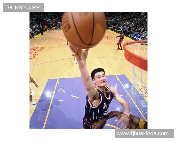 姚明在关键时刻罚球绝杀展现传奇风采引发全场欢呼