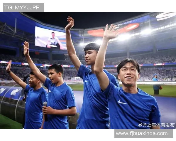 上海迎来足球明星加盟引发球迷热烈关注与期待